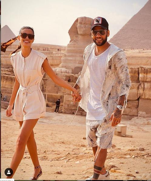 Bà xã hậu vệ Dani Alves khoe dáng siêu mẫu nuột nà với chiều cao 1m80 ảnh 6