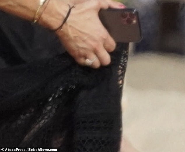 Bạn gái 50 tuổi mặc gợi cảm, tay trong tay tỷ phú Amazon ảnh 6