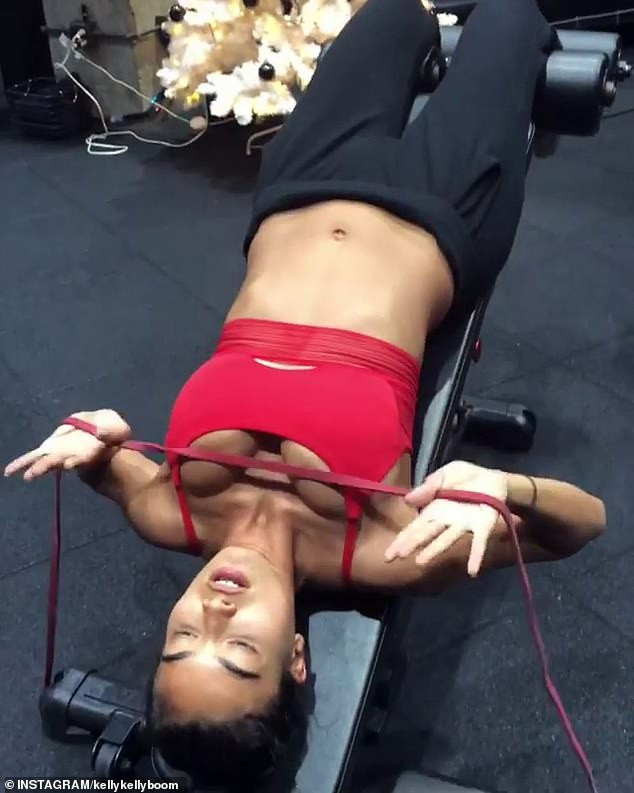 Chân dài đình đám làng mốt Kelly Gale khoe cơ bụng 6 múi ở đảo Bali ảnh 6