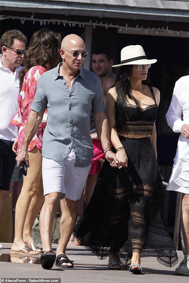 Bạn gái 50 tuổi mặc gợi cảm, tay trong tay tỷ phú Amazon ảnh 3