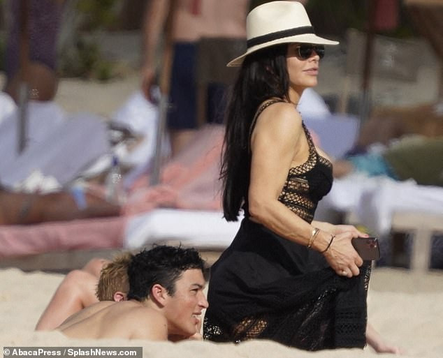 Bạn gái 50 tuổi mặc gợi cảm, tay trong tay tỷ phú Amazon ảnh 8