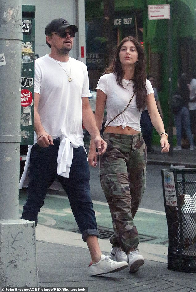 Bạn gái kém 23 tuổi của Leonardo DiCaprio quyến rũ với mốt không nội y ảnh 7