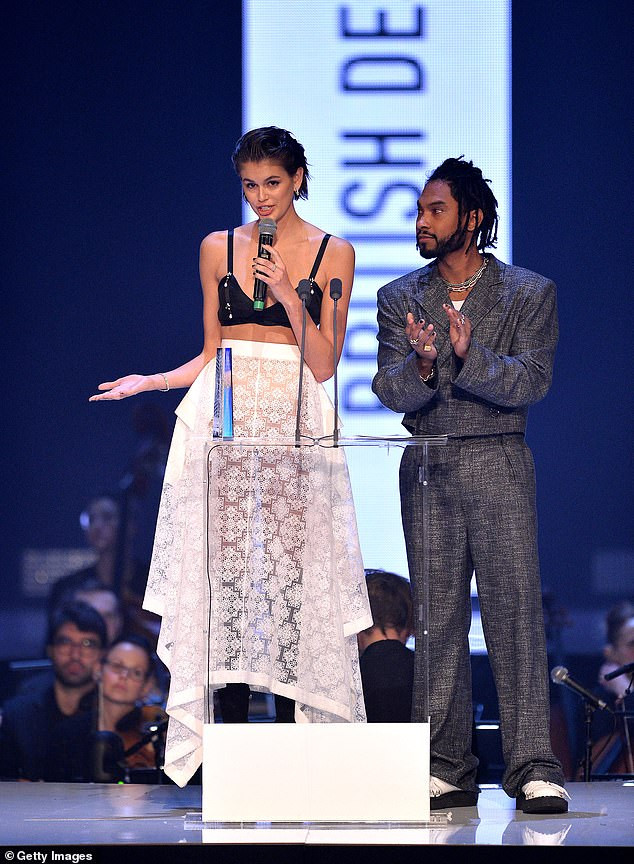 Con gái siêu mẫu 18 tuổi của Cindy Crawford mặc bra gợi cảm đi sự kiện ảnh 4