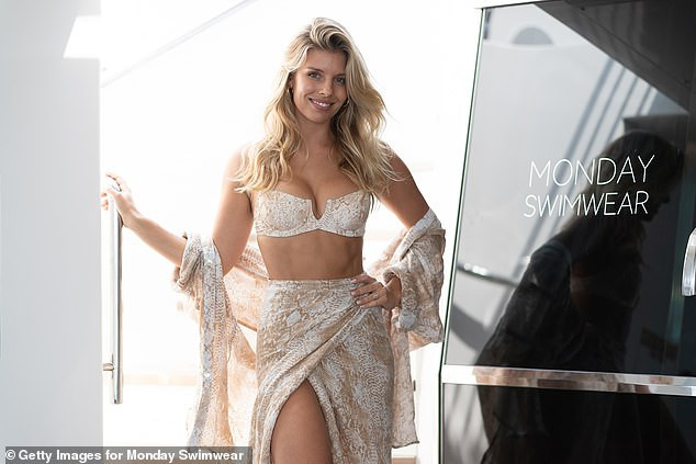 Siêu mẫu 9x nảy nở quá gợi cảm thôi miên người nhìn với áo tắm ảnh 2