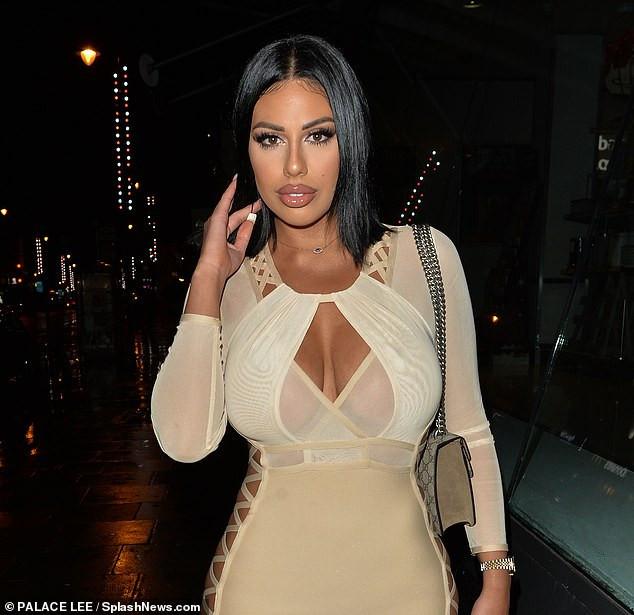 Mỹ nhân truyền hình 9x mặc đầm xẻ sâu, tôn ngực đầy siêu gợi cảm ảnh 8