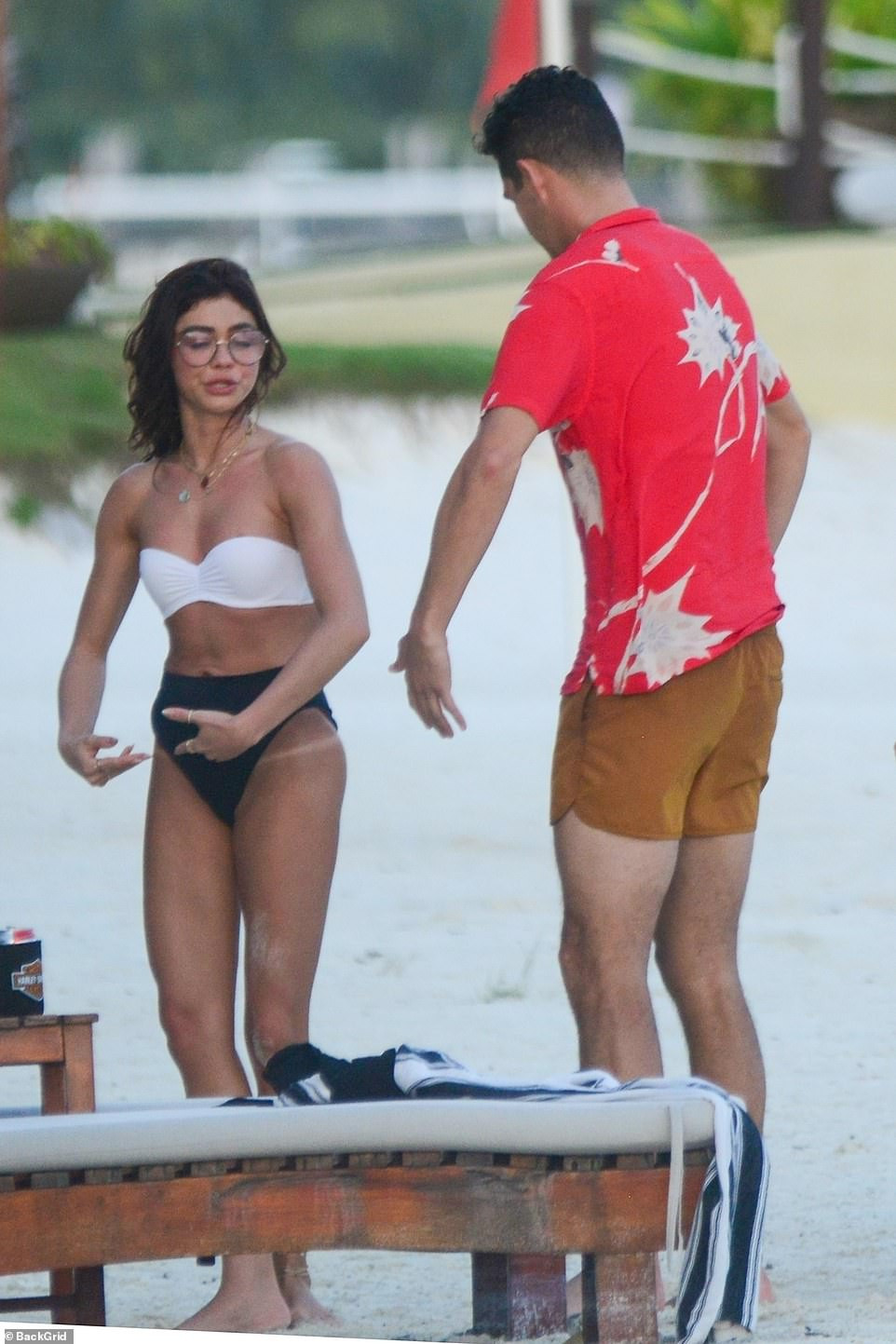 Sarah Hyland mặc bikini nhảy múa, lộ điểm nhạy cảm trên bãi biển ảnh 2