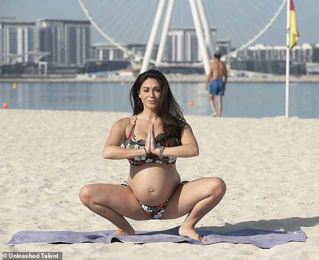 Casey Batchelor bế bụng bầu nặng nề tạo dáng yoga 'khó đỡ' gây choáng ảnh 1