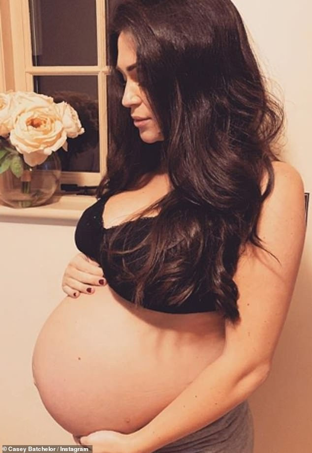 Casey Batchelor bế bụng bầu nặng nề tạo dáng yoga 'khó đỡ' gây choáng ảnh 8