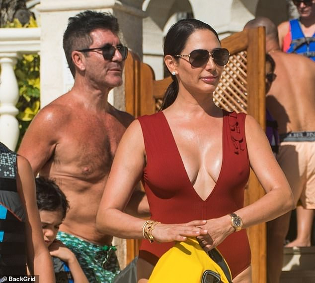 Vợ 'ông trùm giải trí' Simon Cowell 'bốc lửa' với áo tắm ảnh 9