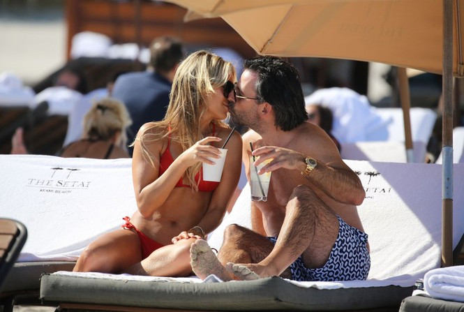 Vợ cũ tiền vệ Van der Vaart khoe 3 vòng 'bốc lửa' trên biển ảnh 7