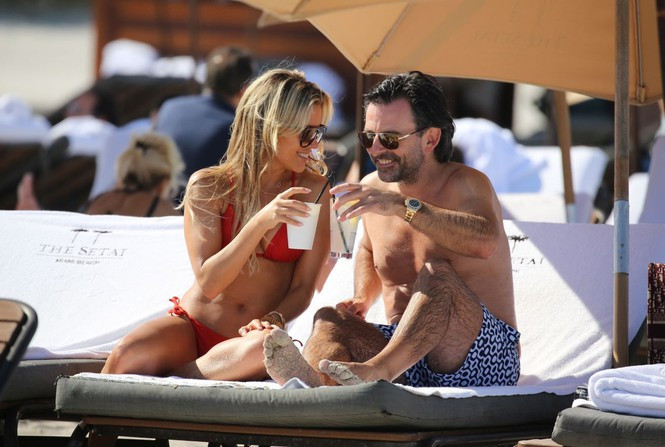 Vợ cũ tiền vệ Van der Vaart khoe 3 vòng 'bốc lửa' trên biển ảnh 8