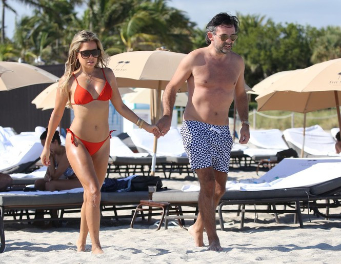 Vợ cũ tiền vệ Van der Vaart khoe 3 vòng 'bốc lửa' trên biển ảnh 9