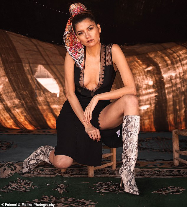 Mỹ nhân Hollywood 'thả rông' vòng 1 chụp ảnh khêu gợi ảnh 4