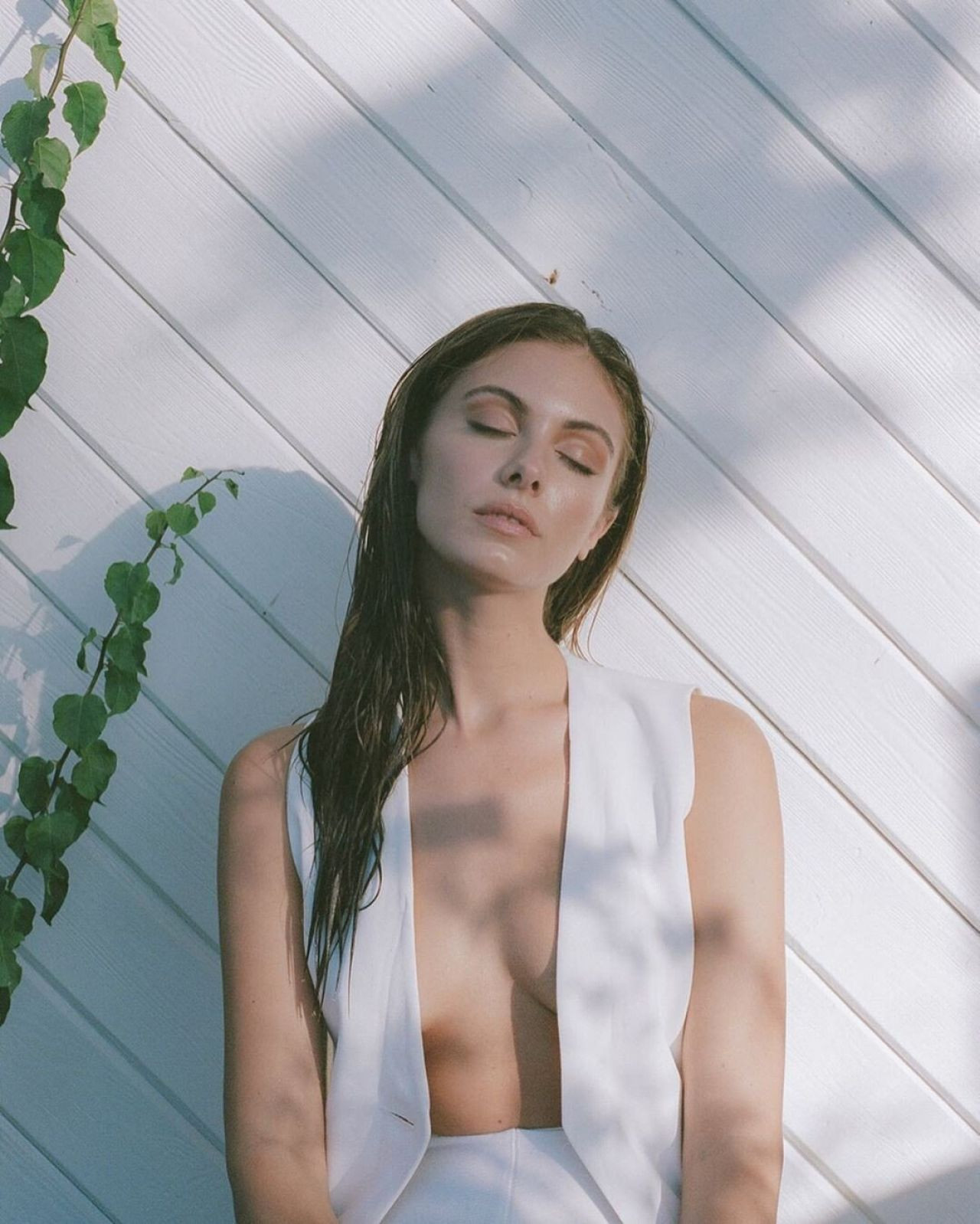 Carmella Rose ngực trần hờ hững mê hoặc người nhìn ảnh 1