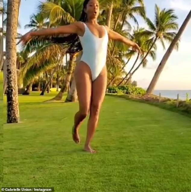 Gabrielle Union tung clip áo tắm nóng bỏng, nhí nhảnh ở tuổi U50 ảnh 3