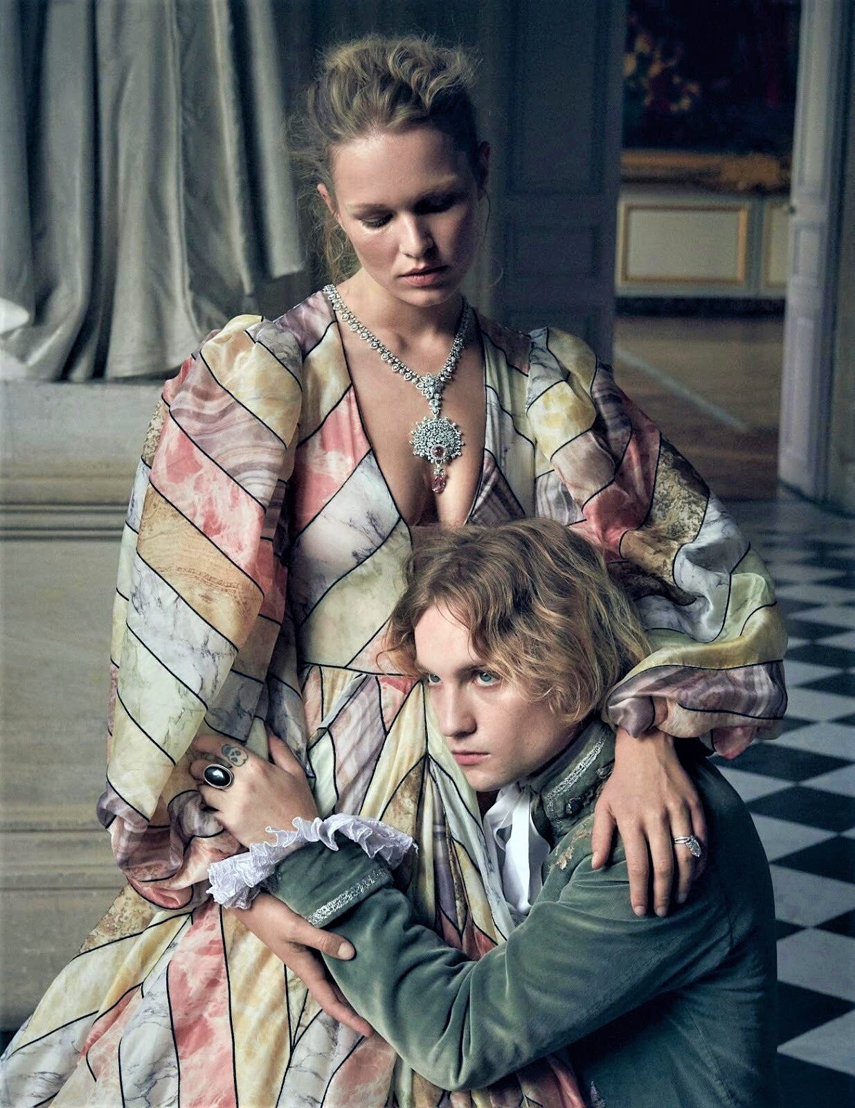 Loạt ảnh tôn ngực đầy 'bỏng mắt' của siêu mẫu Anna Ewers ảnh 1