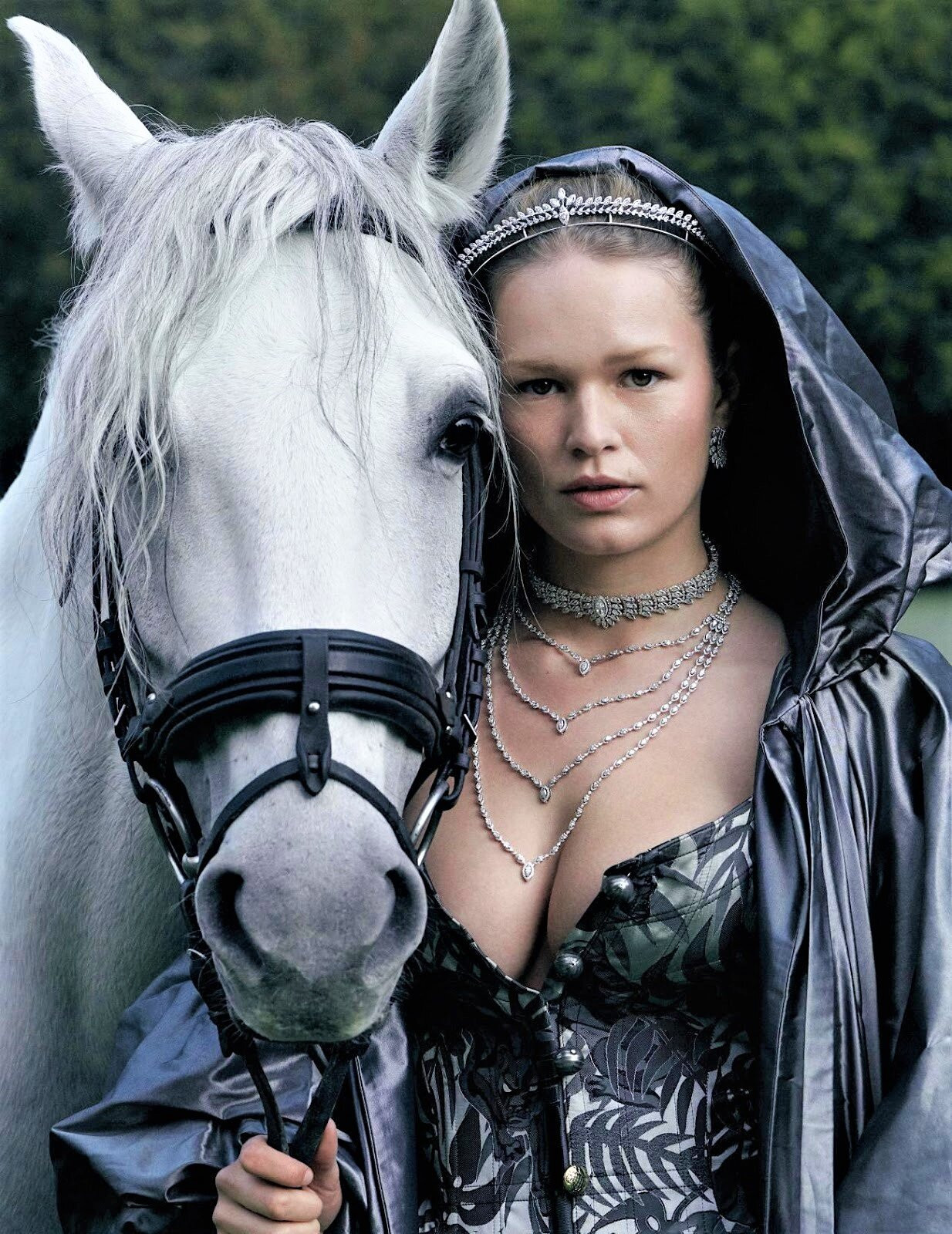 Loạt ảnh tôn ngực đầy 'bỏng mắt' của siêu mẫu Anna Ewers ảnh 4