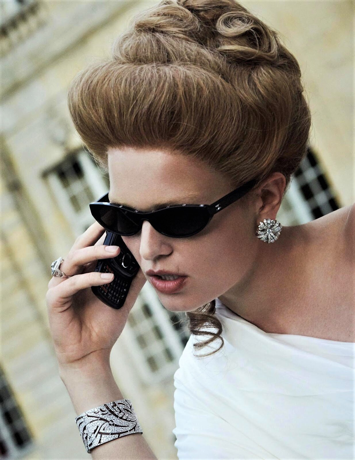 Loạt ảnh tôn ngực đầy 'bỏng mắt' của siêu mẫu Anna Ewers ảnh 2