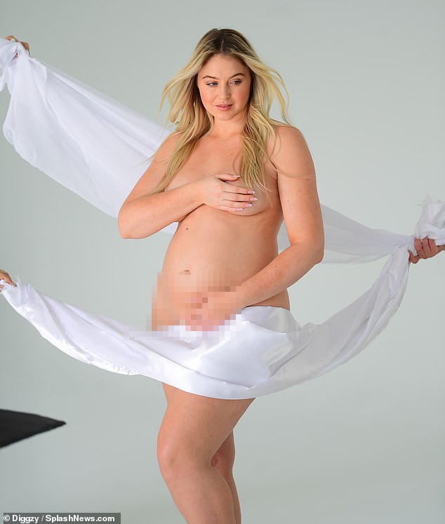 Siêu mẫu ngoại cỡ Iskra Lawrence bế bụng bầu chụp ảnh nude táo bạo ảnh 4