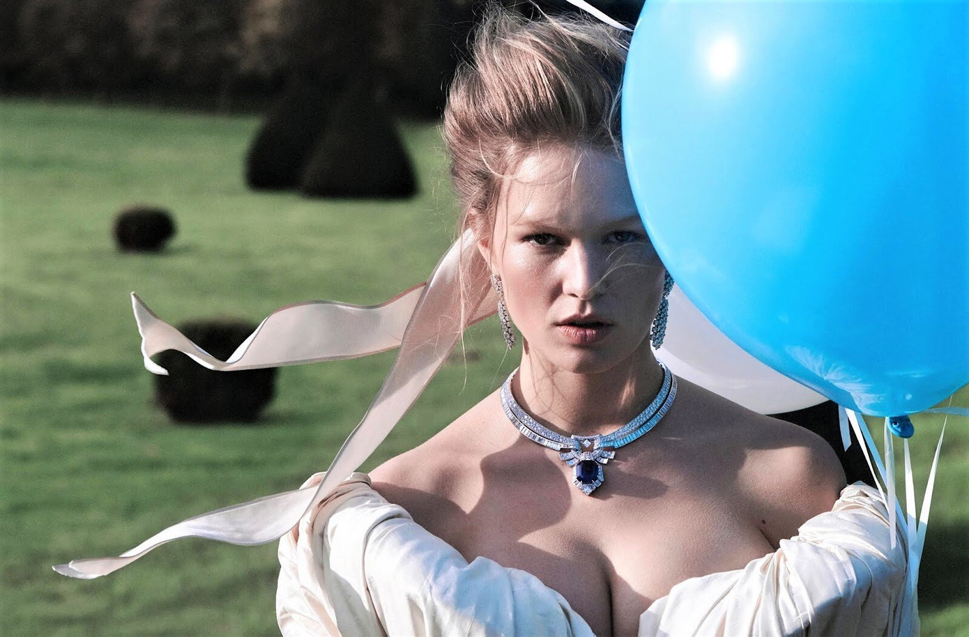 Loạt ảnh tôn ngực đầy 'bỏng mắt' của siêu mẫu Anna Ewers ảnh 5