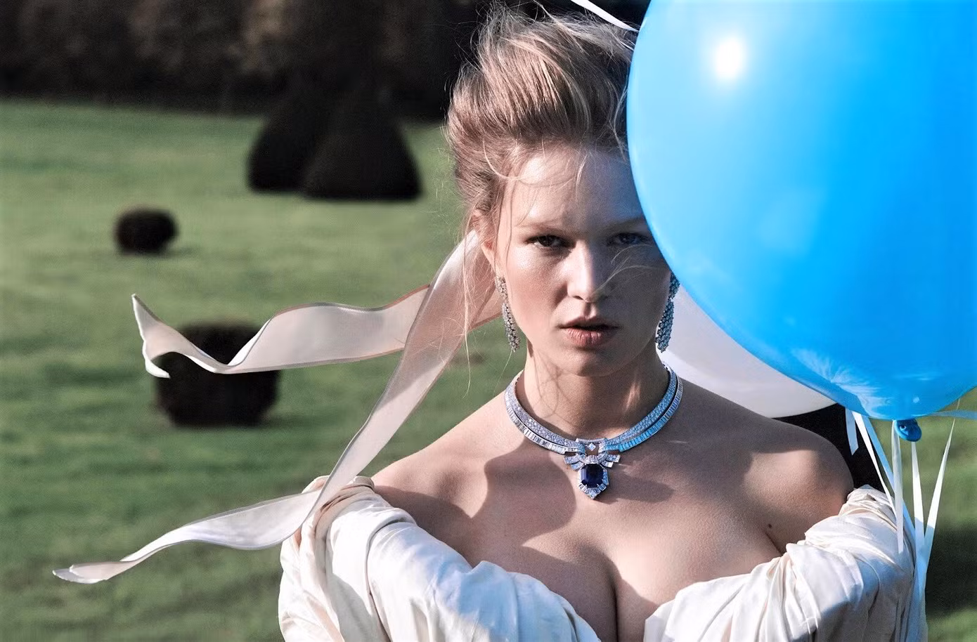 Loạt ảnh tôn ngực đầy 'bỏng mắt' của siêu mẫu Anna Ewers ảnh 5