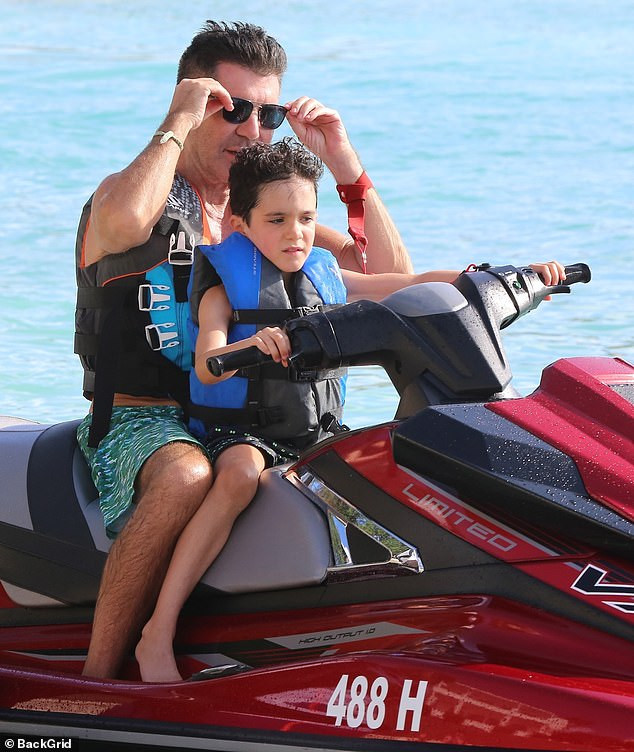 Vợ 'ông trùm giải trí' Simon Cowell 'bốc lửa' với áo tắm ảnh 10