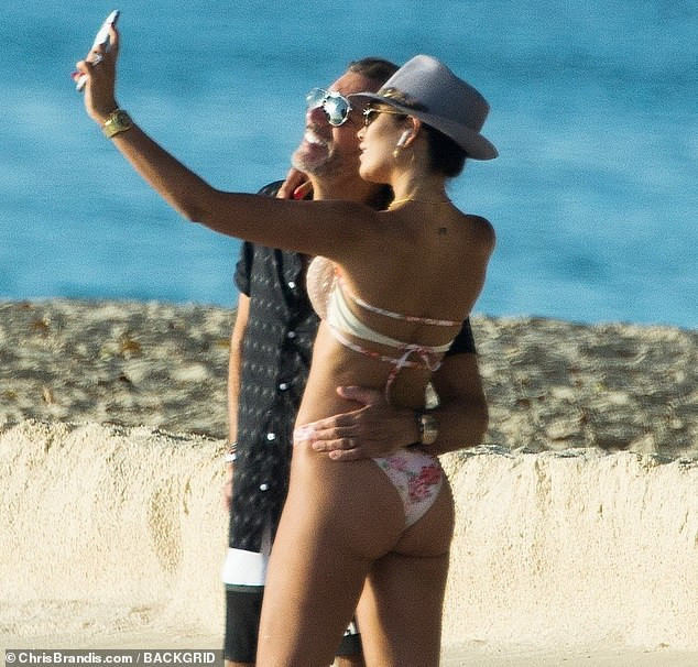 Vợ trẻ kém 31 tuổi mặc bikini 'bỏng mắt', tình tứ bên chồng triệu phú 70 tuổi ảnh 9