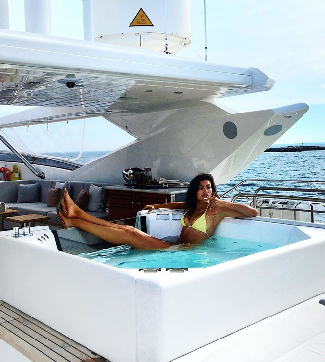 Chân dài đình đám làng mốt Kelly Gale khoe cơ bụng 6 múi ở đảo Bali ảnh 5