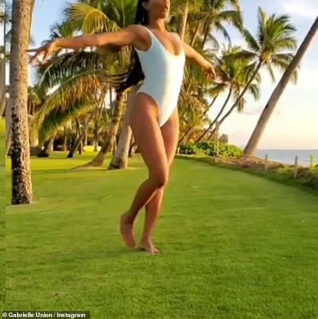 Gabrielle Union tung clip áo tắm nóng bỏng, nhí nhảnh ở tuổi U50 ảnh 2