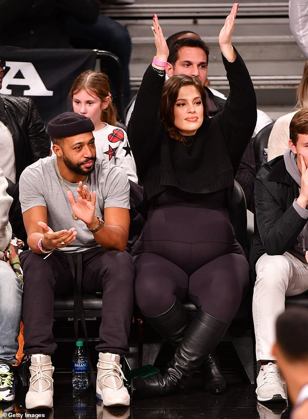 Mẫu ngoại cỡ Ashley Graham táo bạo khoả thân, tạo dáng yoga khó ở cuối thai kỳ ảnh 4