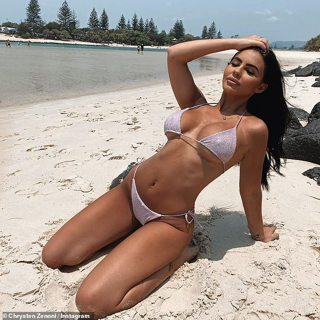 Sao truyền hình 9x chuộng áo tắm bé xíu không che hết ngực ảnh 2