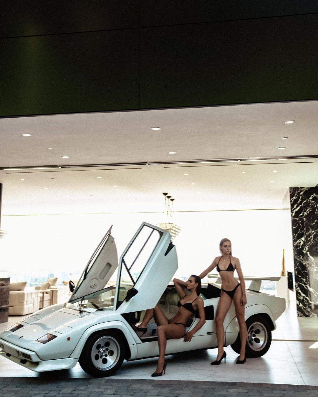 Ngắm 2 cô đào nóng bỏng thả dáng khiêu khích bên xe hơi ảnh 7