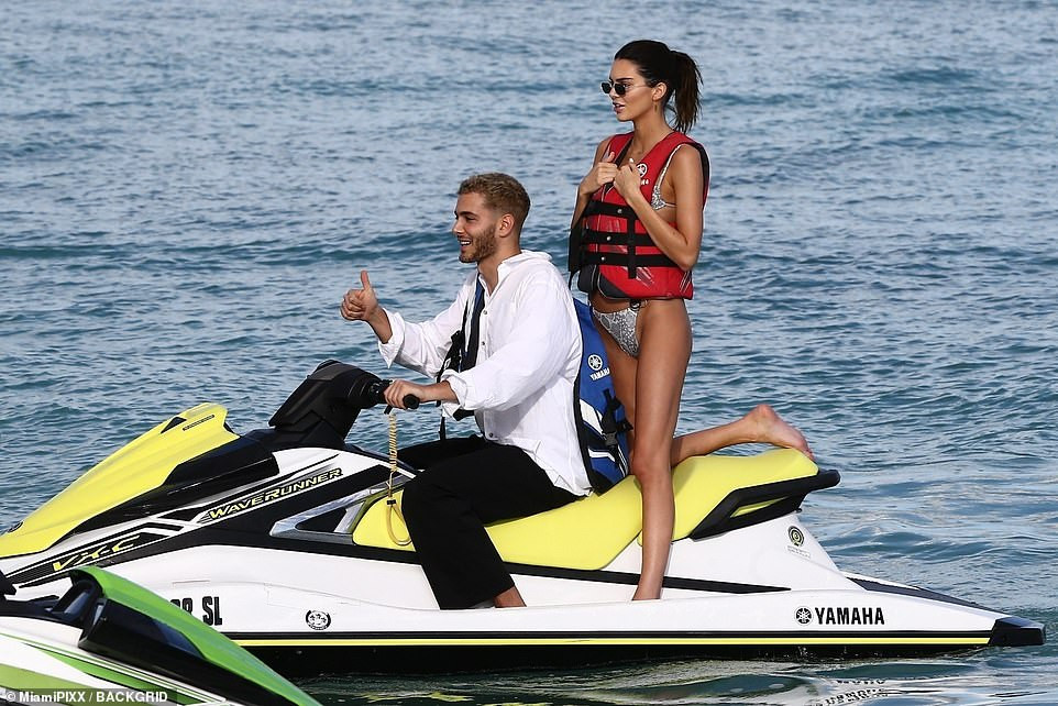 Hai chân dài đắt giá nhất nhì làng mốt đẹp như tạc tượng trên bãi biển ảnh 17