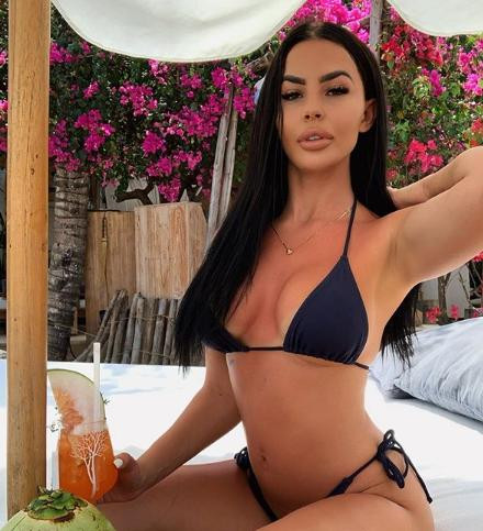 Sao truyền hình 9x chuộng áo tắm bé xíu không che hết ngực ảnh 3