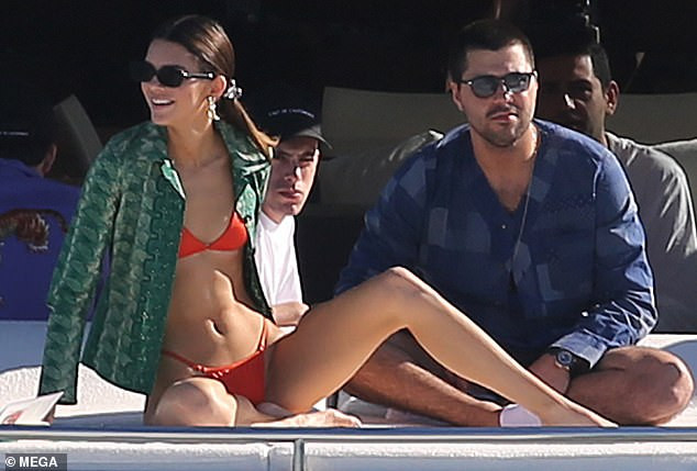 'Siêu mẫu đắt giá nhất thế giới' khoe dáng tuyệt mỹ với áo tắm 2 mảnh bé xíu ảnh 1