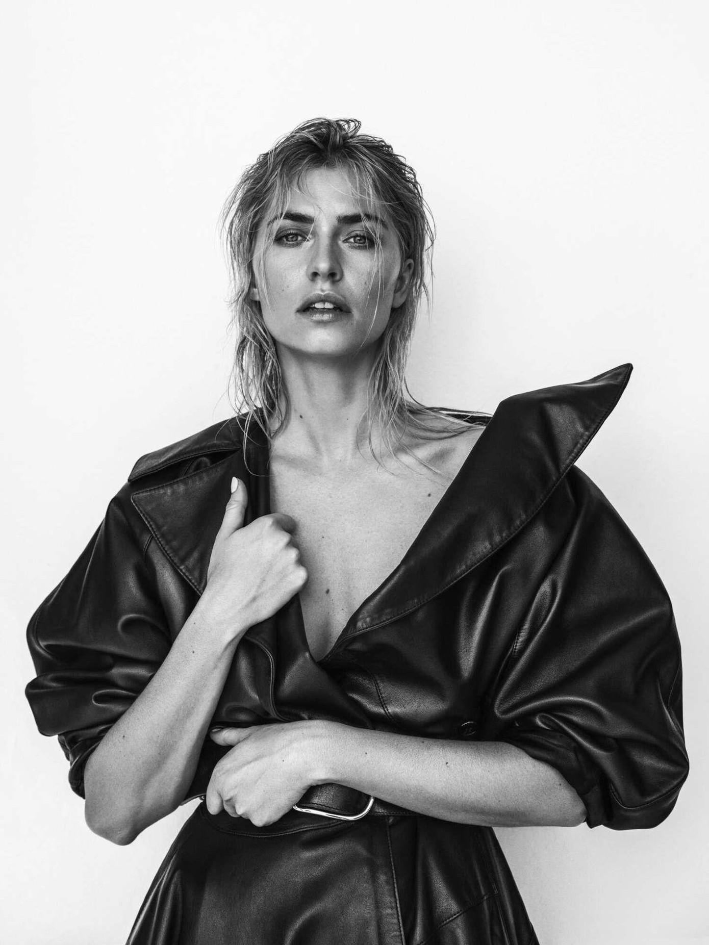 Tình cũ của cầu thủ Sami Khedira chụp ảnh ngực trần siêu nóng bỏng ảnh 9