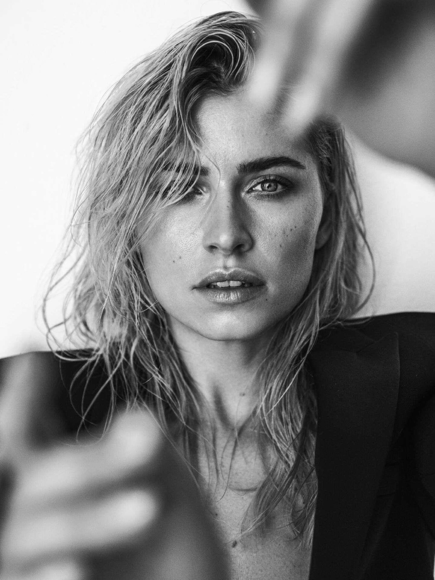 Tình cũ của cầu thủ Sami Khedira chụp ảnh ngực trần siêu nóng bỏng ảnh 4