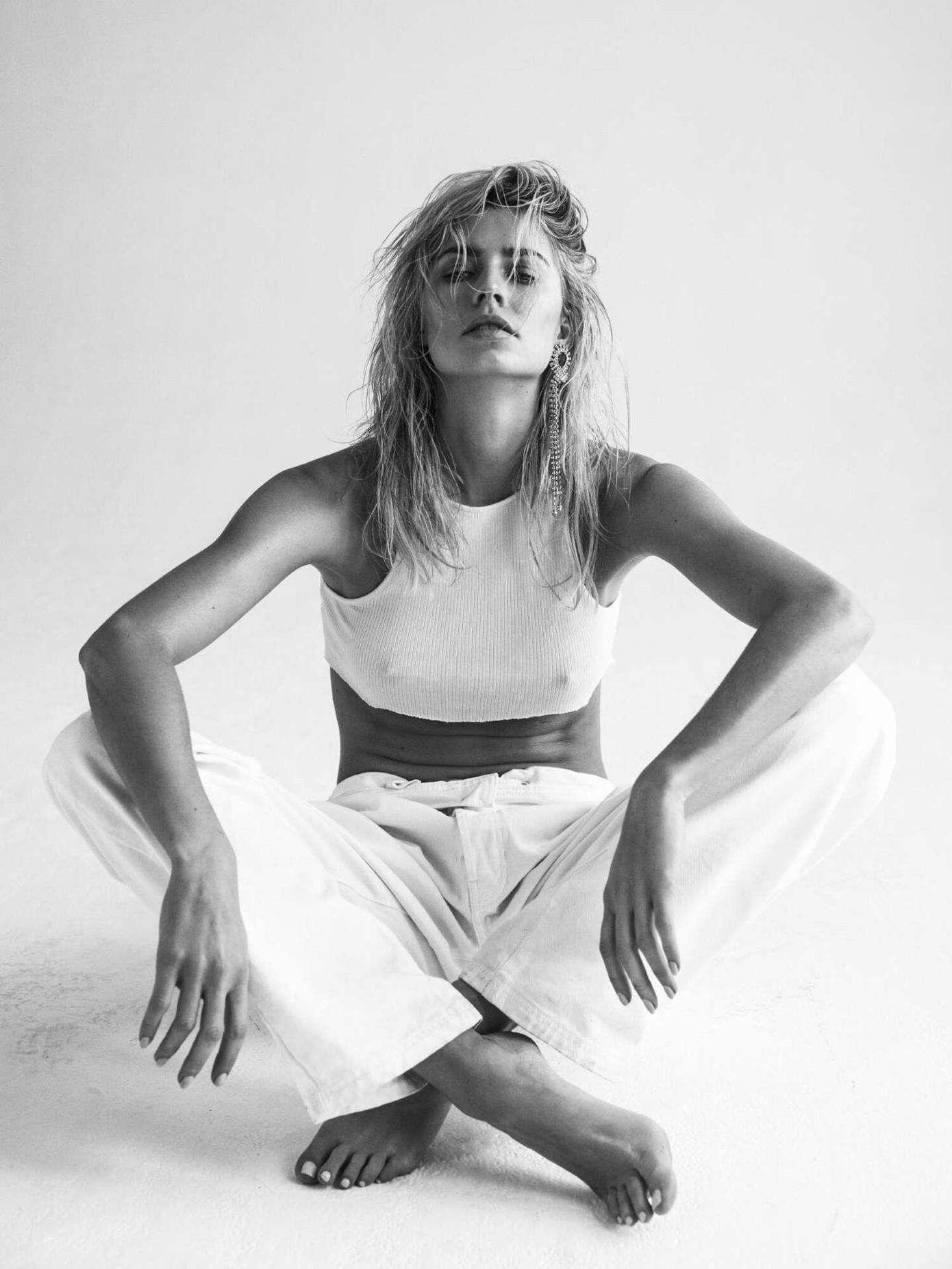 Tình cũ của cầu thủ Sami Khedira chụp ảnh ngực trần siêu nóng bỏng ảnh 7