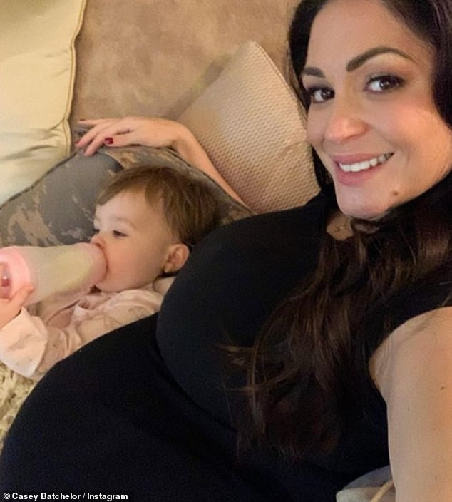 Casey Batchelor bế bụng bầu nặng nề tạo dáng yoga 'khó đỡ' gây choáng ảnh 9