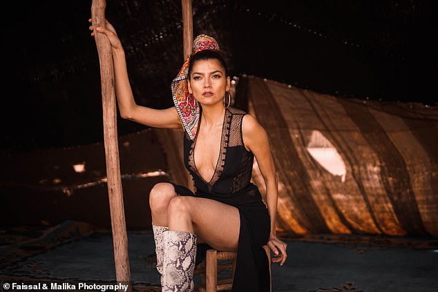 Mỹ nhân Hollywood 'thả rông' vòng 1 chụp ảnh khêu gợi ảnh 1