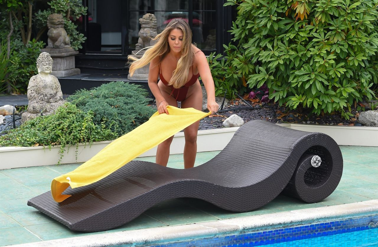 Siêu mẫu 'bốc lửa' Bianca Gascoigne thả dáng 'bỏng mắt' bên bể bơi ảnh 2