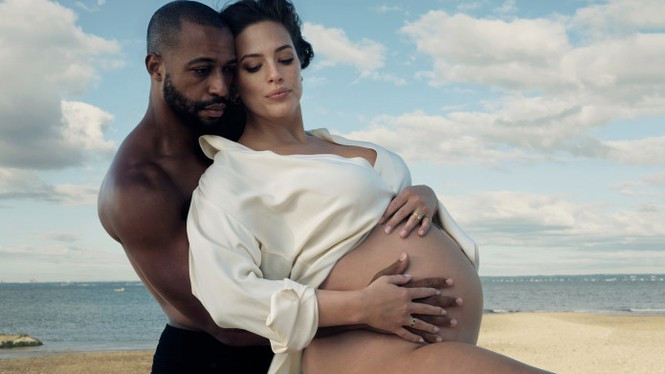 Mẫu ngoại cỡ Ashley Graham táo bạo khoả thân, tạo dáng yoga khó ở cuối thai kỳ ảnh 6