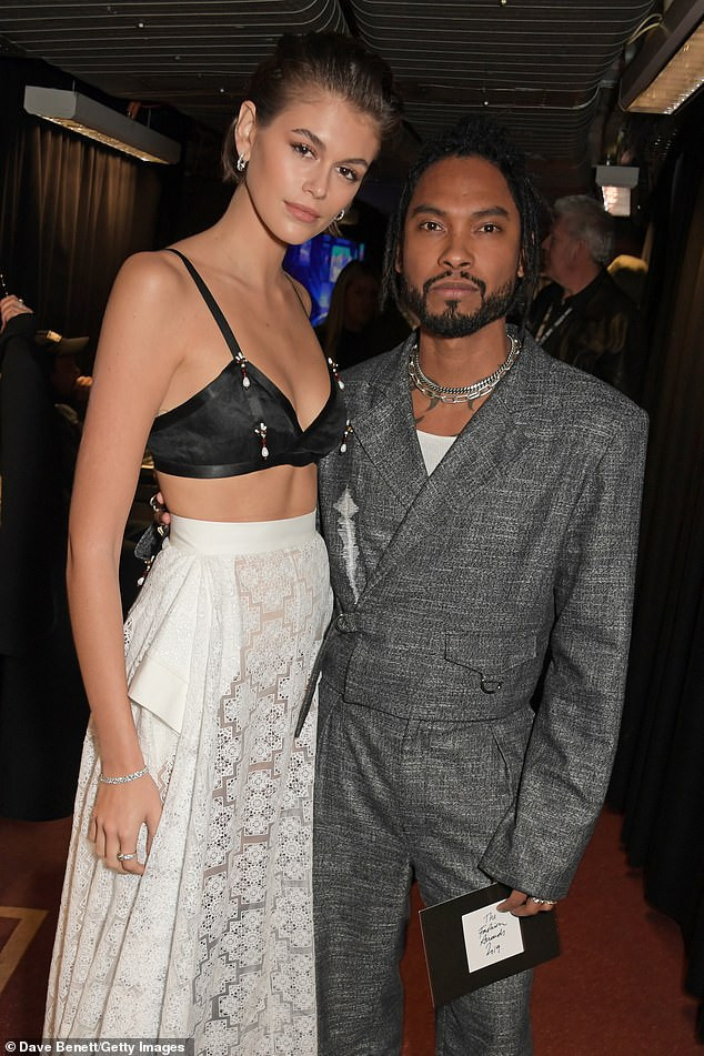 Con gái siêu mẫu 18 tuổi của Cindy Crawford mặc bra gợi cảm đi sự kiện ảnh 3