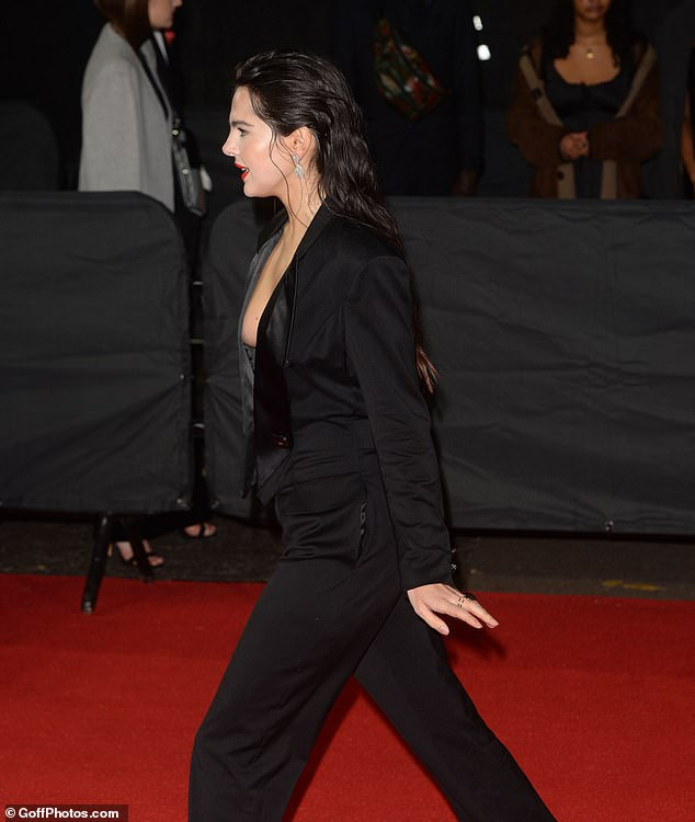 Blogger đình đám Anh quốc 'thả rông' vòng 1 bốc lửa ảnh 3