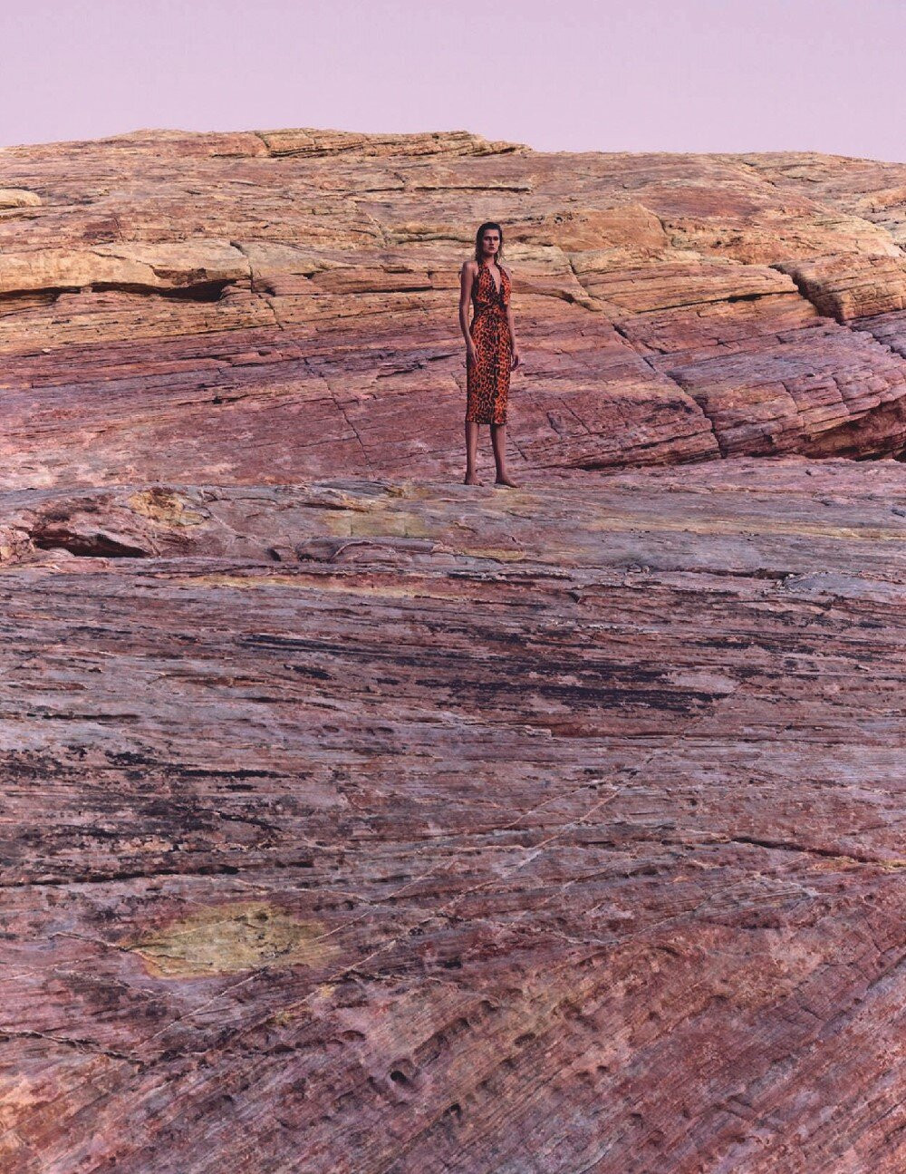 Toni Garrn cởi đồ, khoe dáng nuột nà đẹp như tạc tượng giữa thung lung Lửa ảnh 5