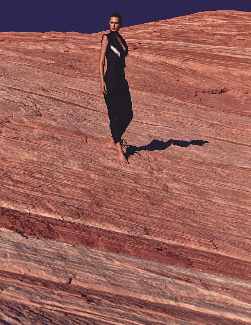 Toni Garrn cởi đồ, khoe dáng nuột nà đẹp như tạc tượng giữa thung lung Lửa ảnh 8