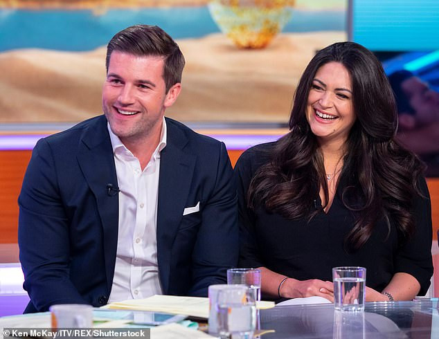 Casey Batchelor bế bụng bầu nặng nề tạo dáng yoga 'khó đỡ' gây choáng ảnh 10