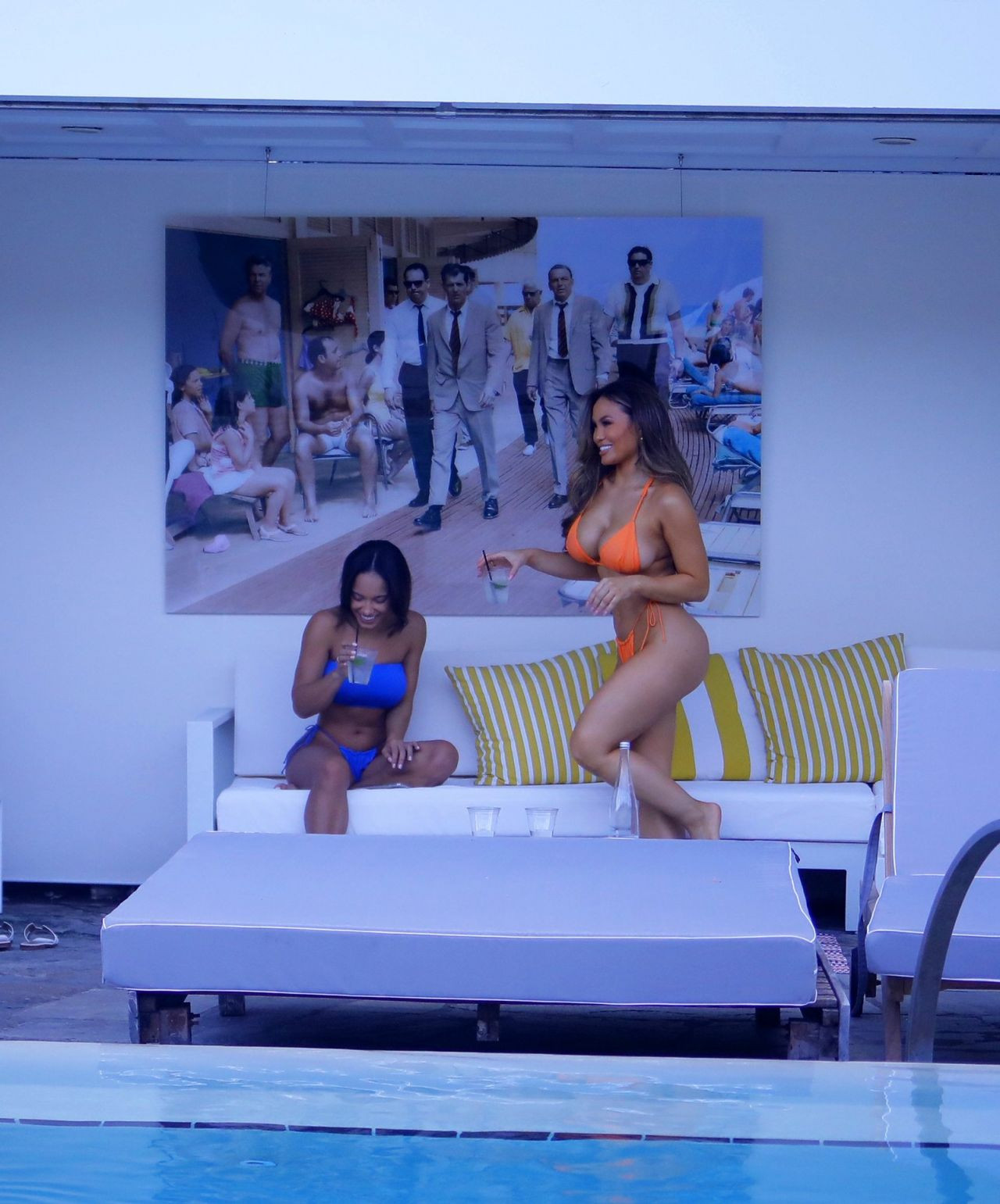 Daphne Joy phô dáng 'bốc lửa' với áo tắm 2 mảnh không thể bé hơn ảnh 3