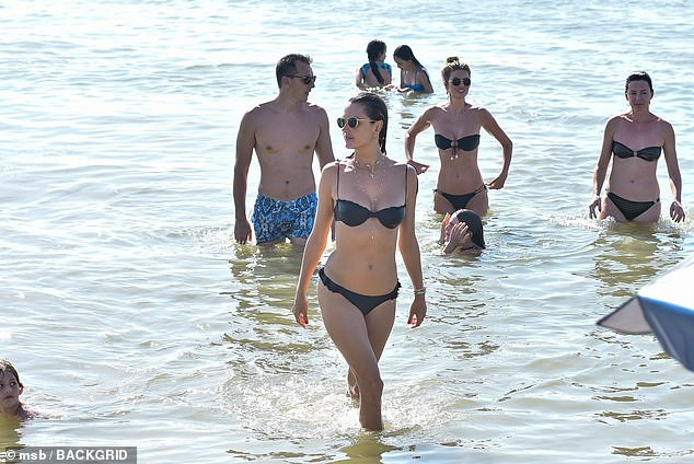 Cựu 'thiên thần nội y' đẹp như mộng trên biển với áo tắm bé xíu ảnh 3