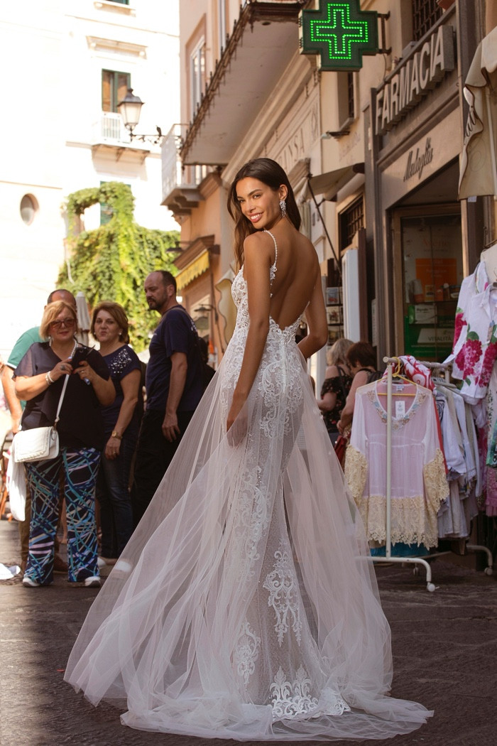 Bà xã hậu vệ Dani Alves khoe dáng siêu mẫu nuột nà với chiều cao 1m80 ảnh 3